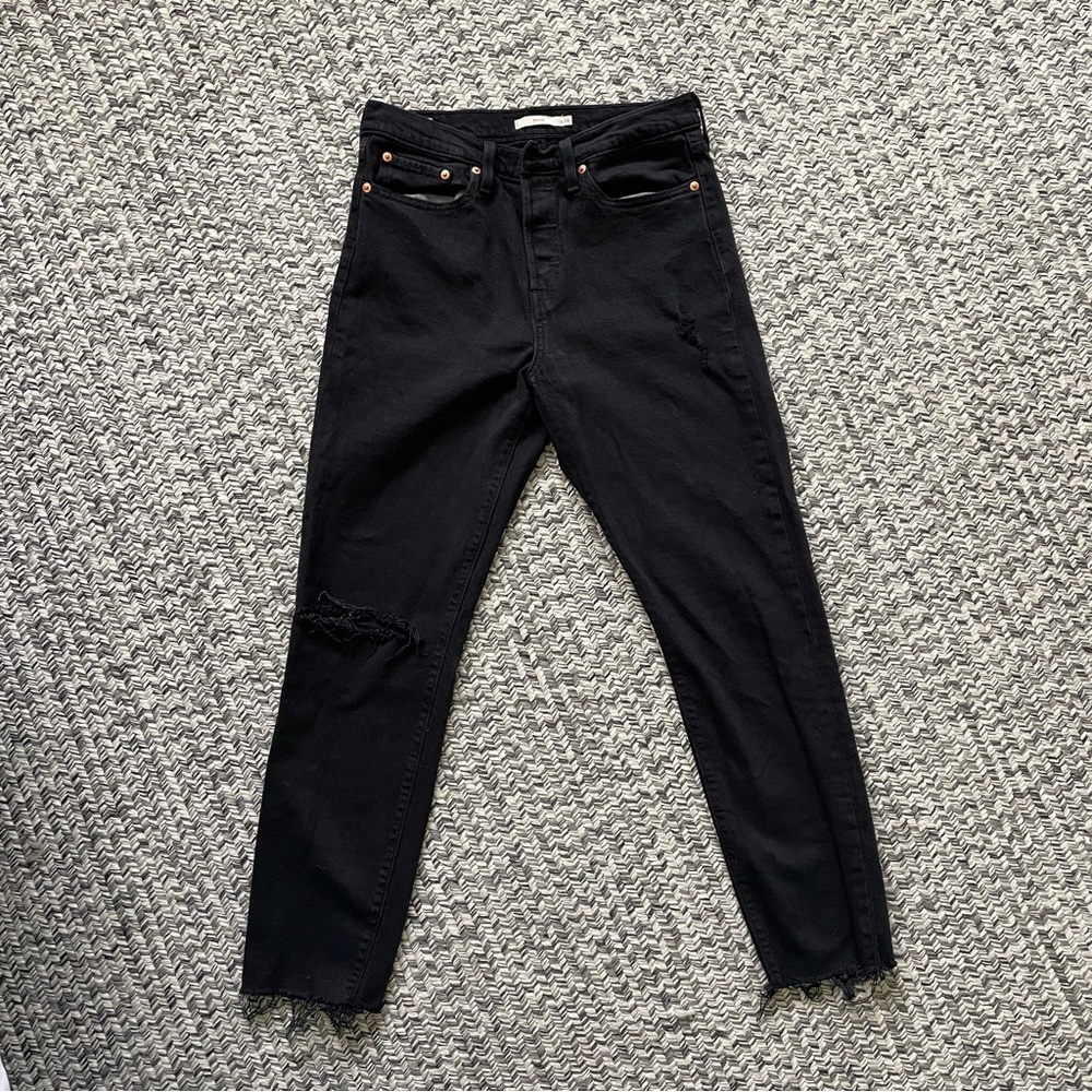 Levi’s Wedgie Straight Leg High Rise Jean in black with ripped knee, size 28